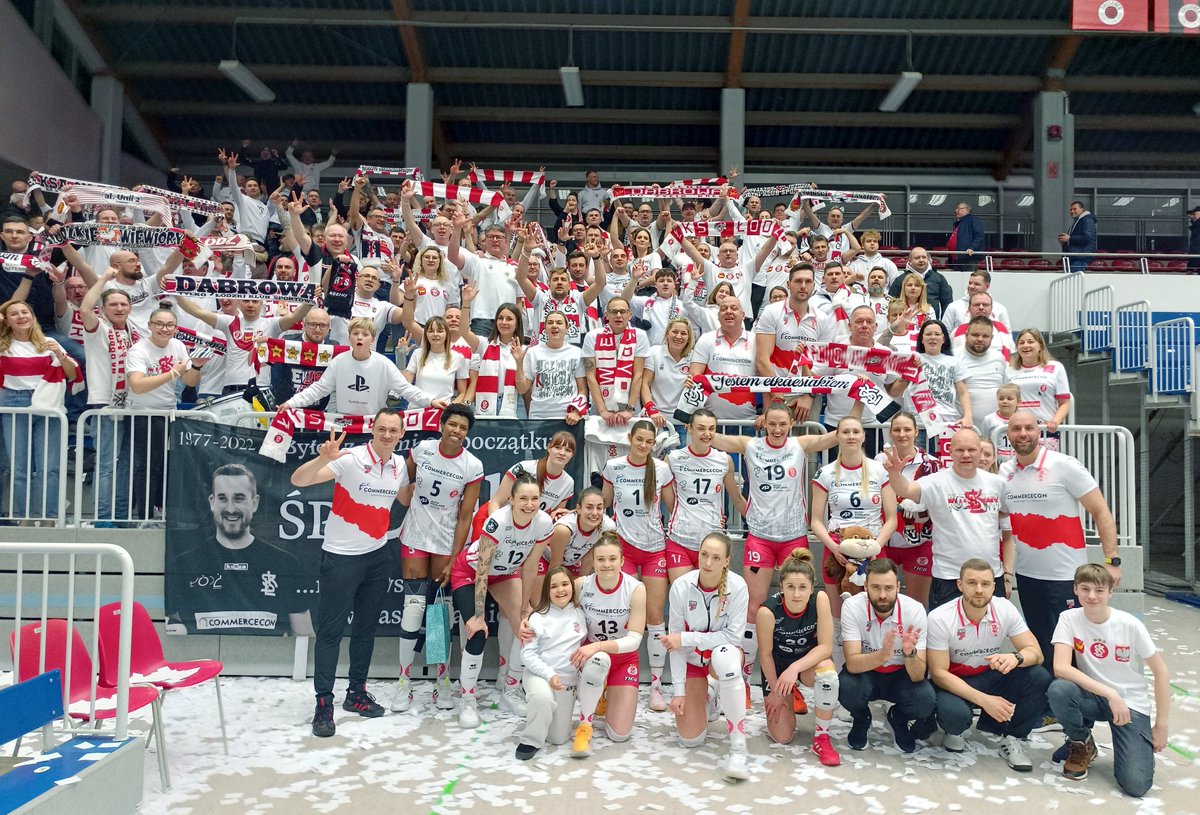 LKS_Commercecon's tweet image. Ponad 200 kibiców wspierało fantastycznym dopingiem nasze Wiewióry podczas meczu z Dresdner SC w Margon Arena! Oznacza to, że biało-czerwono-biali pobili swój dotychczasowy rekord wyjazdowy w europejskich pucharach 🔥 💪

Jesteście niesamowici 🤍❤️🤍

Dziękujemy ❕❗️❕