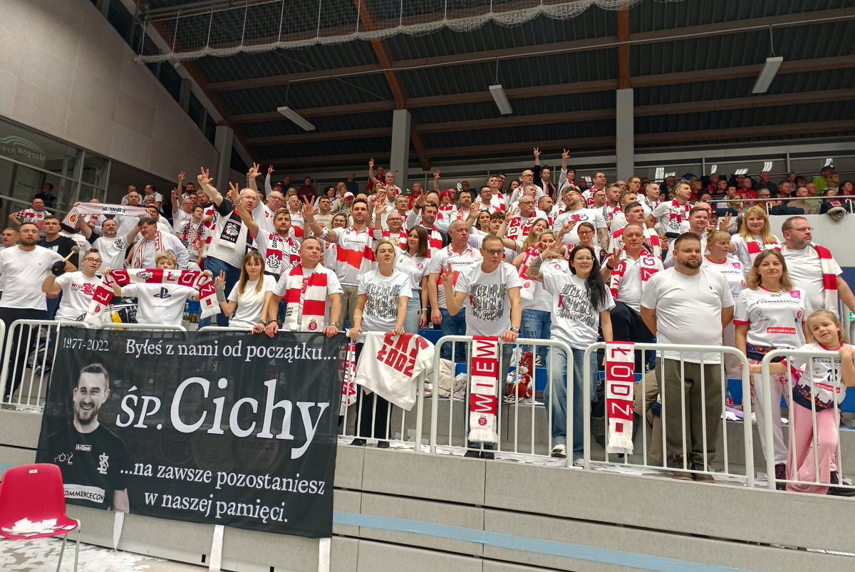 LKS_Commercecon's tweet image. Ponad 200 kibiców wspierało fantastycznym dopingiem nasze Wiewióry podczas meczu z Dresdner SC w Margon Arena! Oznacza to, że biało-czerwono-biali pobili swój dotychczasowy rekord wyjazdowy w europejskich pucharach 🔥 💪

Jesteście niesamowici 🤍❤️🤍

Dziękujemy ❕❗️❕