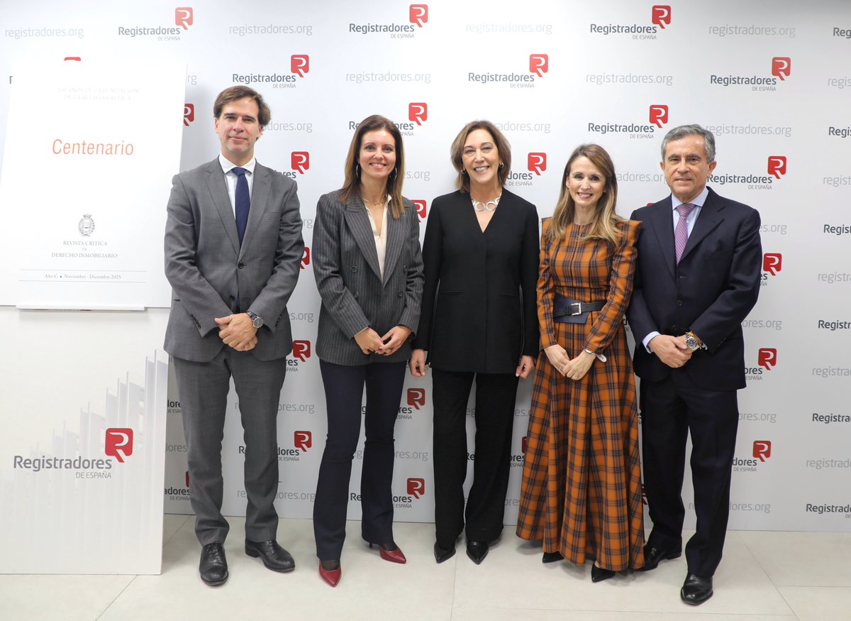 Registrador_es's tweet photo. La Revista Crítica de Derecho Inmobiliario celebra 100 años como referente del sistema registral español
El Colegio de Registradores ha celebrado el centenario de la Revista Crítica de Derecho Inmobiliario #RCDI, cien años de trayectoria ininterrumpida que avalan a una revista que no solo ha sido testigo privilegiado de la evolución del sistema inmobiliario español, sino que ha contribuido de manera decisiva a su configuración, desarrollo y consolidación.
El acto estuvo presidido por la directora general de Seguridad Jurídica y Fe Pública del Ministerio de Justicia, Ester Pérez Jerez, que habló de la importancia de reconocer el trabajo de todas las personas que han hecho posible la continuidad de la revista durante estos cien años y agradeció a su presidente, Javier Gómez Gálligo, su dedicación y su rigor. La directora general destacó que “está muy bien pervivir cien años, pero vamos a mirar al futuro porque es innegable que estamos viviendo unos momentos de importante transformación tecnológica, social y, económica. Con esta perspectiva de cambio, de avance y de futuro, estoy segura de que seguiréis con este mismo rigor crítico que os ha caracterizado durante estos cien años”.
Durante su intervención, la decana-presidenta del Colegio de Registradores, Rosario Jiménez @CharoJi93710291, destacó en sus palabras la relevancia del acto y puso en valor la Revista Critica de Derecho Inmobiliario destacando “su vocación intelectual, su rigor técnico, su clara vocación de servicio público y su compromiso con la seguridad jurídica, el Derecho registral y el mundo jurídico”.
En sus palabras, el presidente de la Revista Crítica de Derecho Inmobiliario, Francisco Javier Gómez Gálligo, hizo un exhaustivo recorrido por la historia de la revista en paralelo a los cambios legislativos que se han producido en el sistema registral español, deteniéndose en los hitos más trascendentes durante este tiempo.
Gómez Gálligo añadió que “el prestigio adquirido por la revista se debe a los registradores y catedráticos, profesores de Derecho civil y mercantil, procesal y administrativo, juristas en general que han colaborado a lo largo de estos años, pero también de forma muy especial al trabajo de los colaboradores habituales de las distintas secciones permanentes, como las de jurisprudencia, mercantil y urbanismo, y también al comité científico”.
La directora de Relaciones Institucionales del Colegio, Teresa López, resaltó que esta publicación centenaria “ha acompañado a las reformas legislativas, dialogado con la jurisprudencia, participado en debates doctrinales y, sobre todo, ha sabido abrir sus páginas a juristas de procedencias muy diversas, siempre manteniendo una identidad propia, la del pensamiento exigente, crítico y constructivo, por eso hoy este centenario no solo es una mirada al pasado sino también una afirmación de vigencia y de presente”.
Finalmente, el director del Servicio de Estudios Registrales del Colegio de Registradores de España, Santiago Molina @SantiagoMOL, se refirió a la importancia de la revista como herramienta de estudio y formación, señalando que la Revista Crítica de Derecho Inmobiliario ha sido y sigue siendo una fuente imprescindible de conocimiento para comprender la evolución del sistema registral y anticipar los retos jurídicos del futuro.
Fundada en 1925 por don Jerónimo González, letrado de la entonces Dirección General de los Registros y del Notariado, la revista nació con la vocación de convertirse en un foro de reflexión jurídica rigurosa y especializada en Derecho hipotecario e inmobiliario. Posteriormente integrada en el Colegio de Registradores, la RCDI ha mantenido desde entonces una línea editorial de excelencia científica que la ha situado entre las publicaciones jurídicas más prestigiosas del país y en una referencia indispensable para juristas, registradores, académicos y operadores jurídicos.