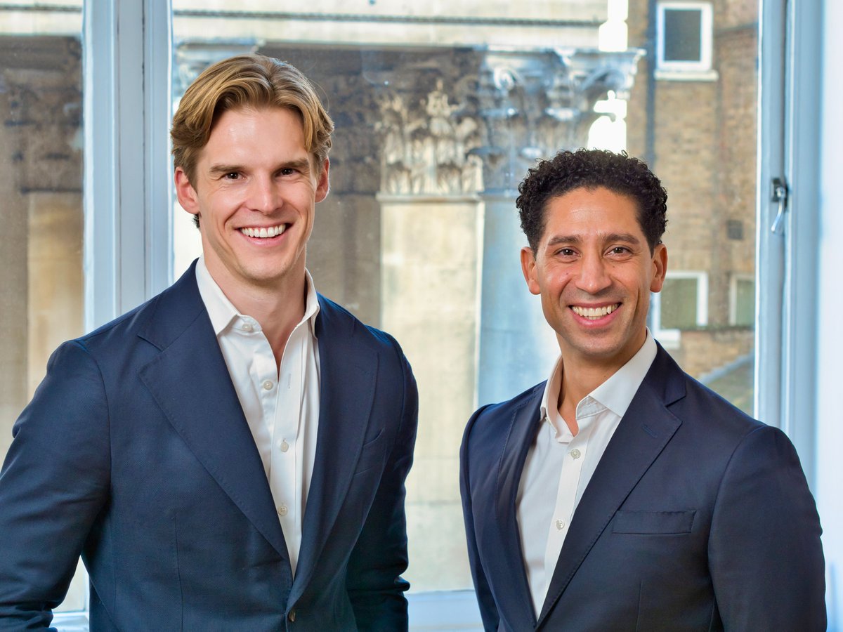 Just wrapped this solo session in London. High-end, on-location, zero studio fuss. This is how modern professionals do branding.

#FlashSpaceyPhotography #London #Photography #PersonalBrand #Business #Headshots