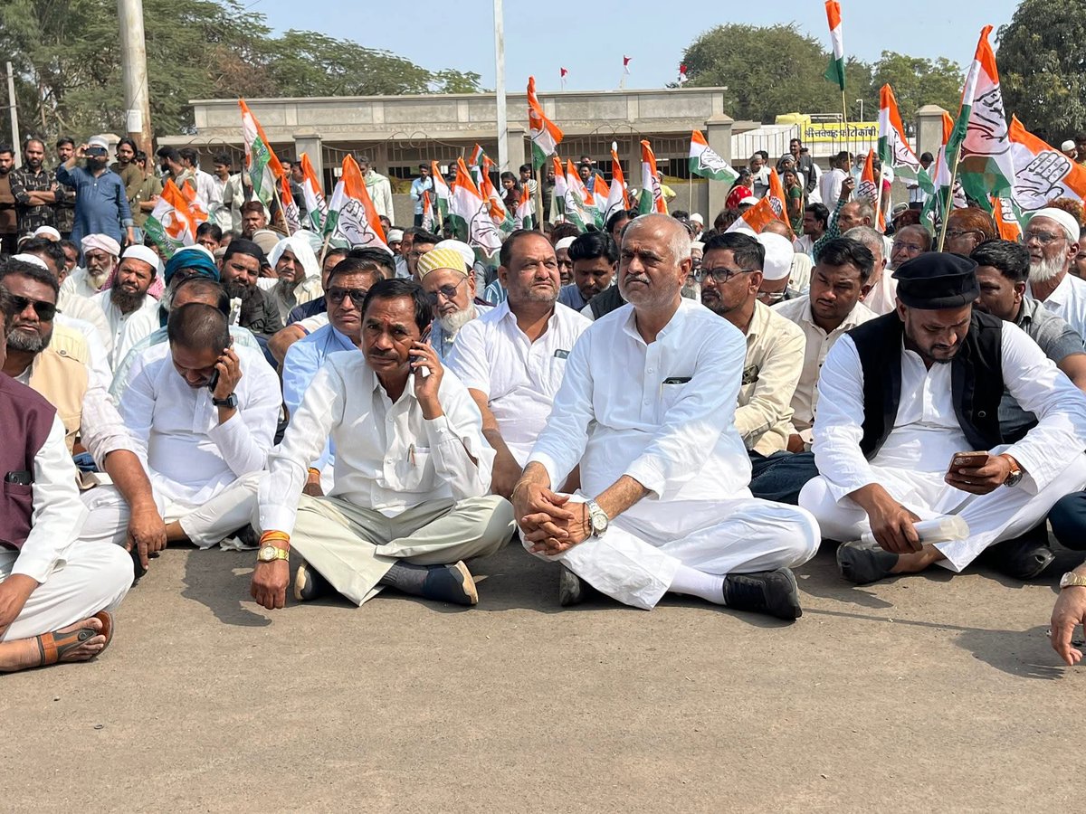 खरगोन एस आई आर के विरोध मे कलेक्टर कार्यालय का घेराव किया 
<a href="/INCMP/">MP Congress</a>