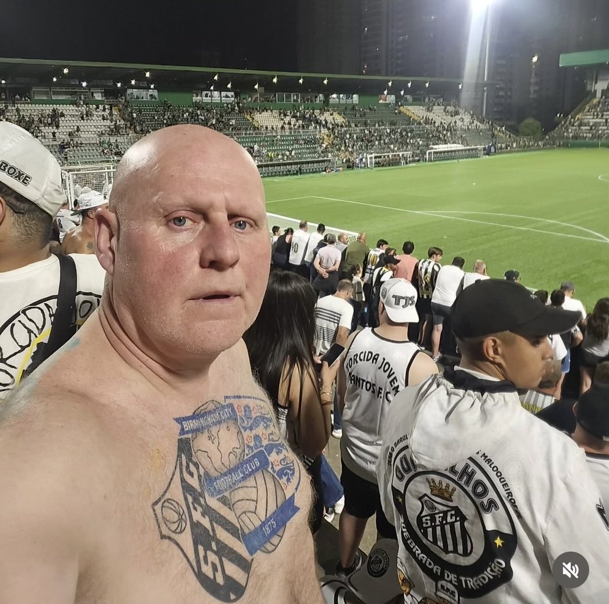 ComandoSantista's tweet image. O torcedor britânico, John Sims, viajou 41 horas para acompanhar o Santos em Chapecó. 

Disse que é inaceitável os jogadores e comissão não “aplaudir o torcedor” na saída de campo na derrota, mas fazer isso apenas nas vitórias.