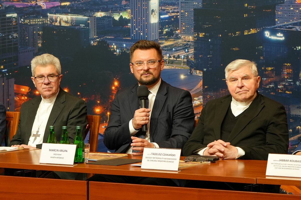 miasto_katowice's tweet photo. Powstała kolejna edycja Kalendarza Trzech Religii: Żydzi, Chrześcijanie, Muzułmanie - wyjątkowego projektu, który od 2013 roku łączy wspólnoty wyznaniowe naszego miasta i przypomina o sile wzajemnego szacunku oraz wspólnego dziedzictwa kulturowego.
📍 Od jutra kalendarze będzie można odebrać bezpłatnie w Centrum Informacji Turystycznej
👉 Rynek 13
⏳ Liczba egzemplarzy ograniczona – kto pierwszy, ten zabiera!
fot. K. Kalkowski