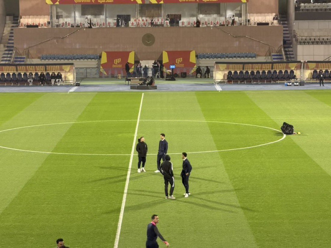 🚨📸 — لاعبي القادسية على أرضية الملعب 🔴