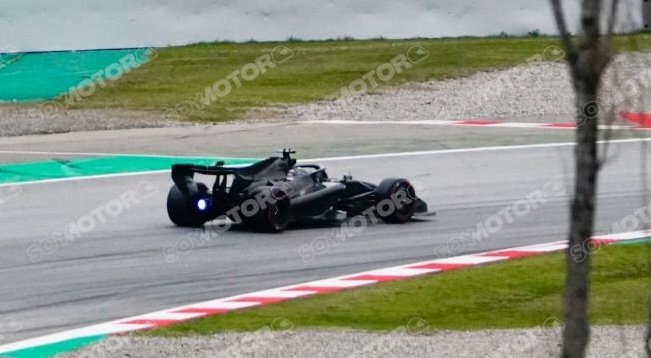 Pues ahí está el AMR26.

El primer coche de Newey que va a pilotar Fernando Alonso en su carrera deportiva.

No aprecio absolutamente nada, es históricamente negro.