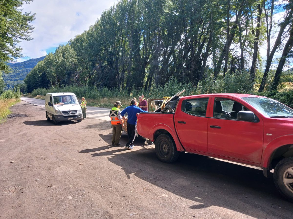 conaf_aysen's tweet photo. 🚓🌲 Fiscalización forestal / 29-01-2026
La Oficina Provincial Coyhaique de CONAF participó en un control carretero de productos forestales, junto a @Carab_Aysen (Villa Ortega), @SII_Chile y @MTTChile, fortaleciendo el trabajo interinstitucional en terreno. https://t.co/g2c9NXs9mu