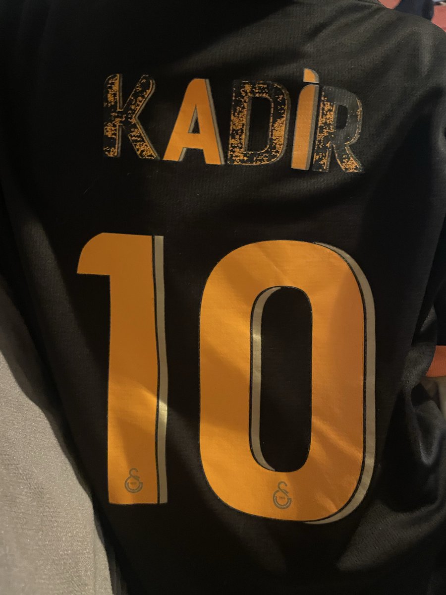 selciwithL's tweet photo. Stadda”çocukluk aşkımsın sen ilk göz ağrımsın”diye bağırırken sesi kısılan 8 yaşındaki oğluma 4 bin küsur lira verip satın ald��ğımız bir de üstüne 500lira verip baskı yaptırdığımız formanın ilk yıkamada geldiği hal! Bu kalitesizlik sizi utandırmıyor mu? 
@GSStore 
@GalatasaraySK https://t.co/kYXOkAqzwE