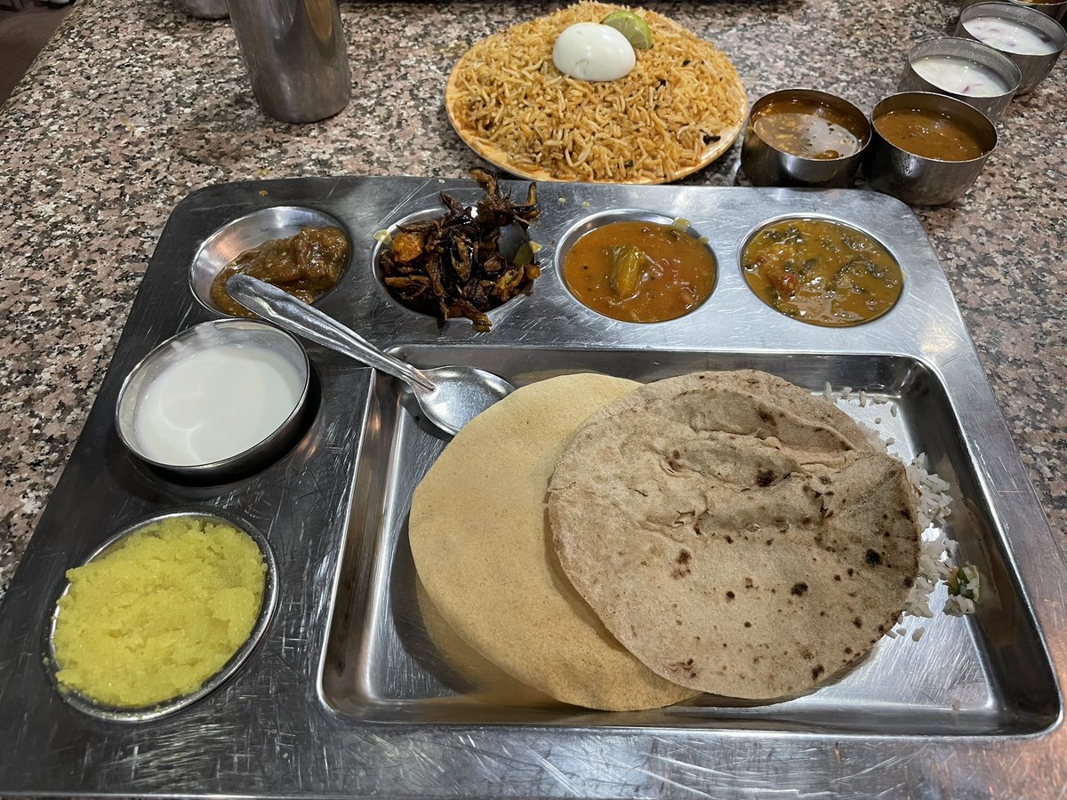 asahina820's tweet photo. インドで食べたカレー、マジでめっちゃ美味しかった!!!!!!!!、!!
毎日カレーたべてたけど全然飽きない、また食べたい🍛
インドのカレーはスパイスが効いてて、食べてると徐々に辛くなってきたけど、備え付け(?)の甘味やヨーグルトを食べると和らぎます🥣
#foss4gasia #india https://t.co/PwvpMZl1Uy