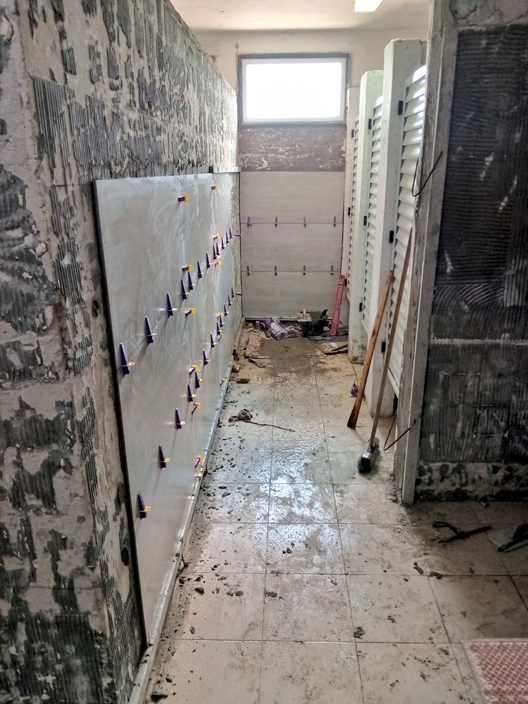 Las obras continúan en el predio de Alsina y Lora. En ese marco, avanzan los trabajos de puesta a punto del vestuario correspondiente a la cancha 1, como parte del plan de mejoras en las instalaciones del club.

📷: <a href="/FlacoFiorentino/">Sergio Fiorentino</a>