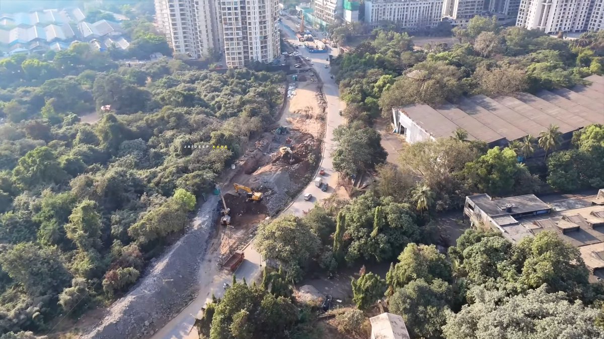 IndiaInfra02's tweet photo. India's longest urban tunnel project: Thane–Borivali 6 lane twin tunnel. 
Total length 11.84 km. Tunnel length 10.84 km with 1 km approach road. 1 out of 4 TBMs is in the final stage of assembly. Deadline 2028. (📹Jaideep Kane) https://t.co/ezUW7rlc48