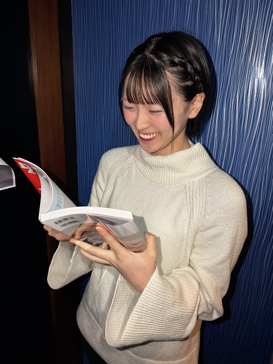 idolkakumei_tw's tweet photo. 明日発売の #ダブドリ vol.26を
読むせいかちゃん

#二野宮星夏 #アイカクちゃん 
#アイドル革命 https://t.co/Af3ACSFK29