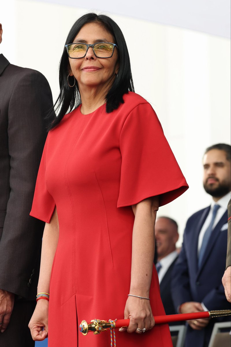 Histórico: Primera mujer Comandante en jefe de la Fuerza Armada Nacional Bolivariana 

«Vengo con la fuerza de nuestra historia y vengo con la fuerza del poder del pueblo venezolano, de ese pueblo que en la madrugada del 3 de enero de este año amaneció en medio de una terrible