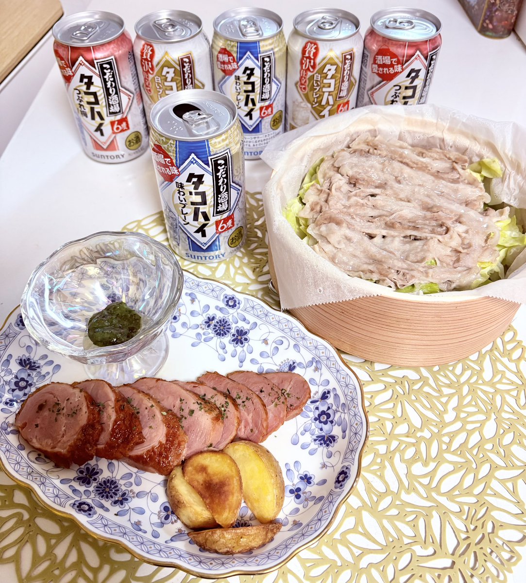 先日のタコハイ杯の賞品が届いたので、ククリの好物の鴨のコンフィとドロレスの好物のタージーン……はご家庭にタジン鍋など無いので春キャベツと豚バラの蒸籠蒸しで乾杯！タコハイ最高！🍻
すなぎもさん、しだつさん、チルさん素敵な大会をありがとうございました！☃️