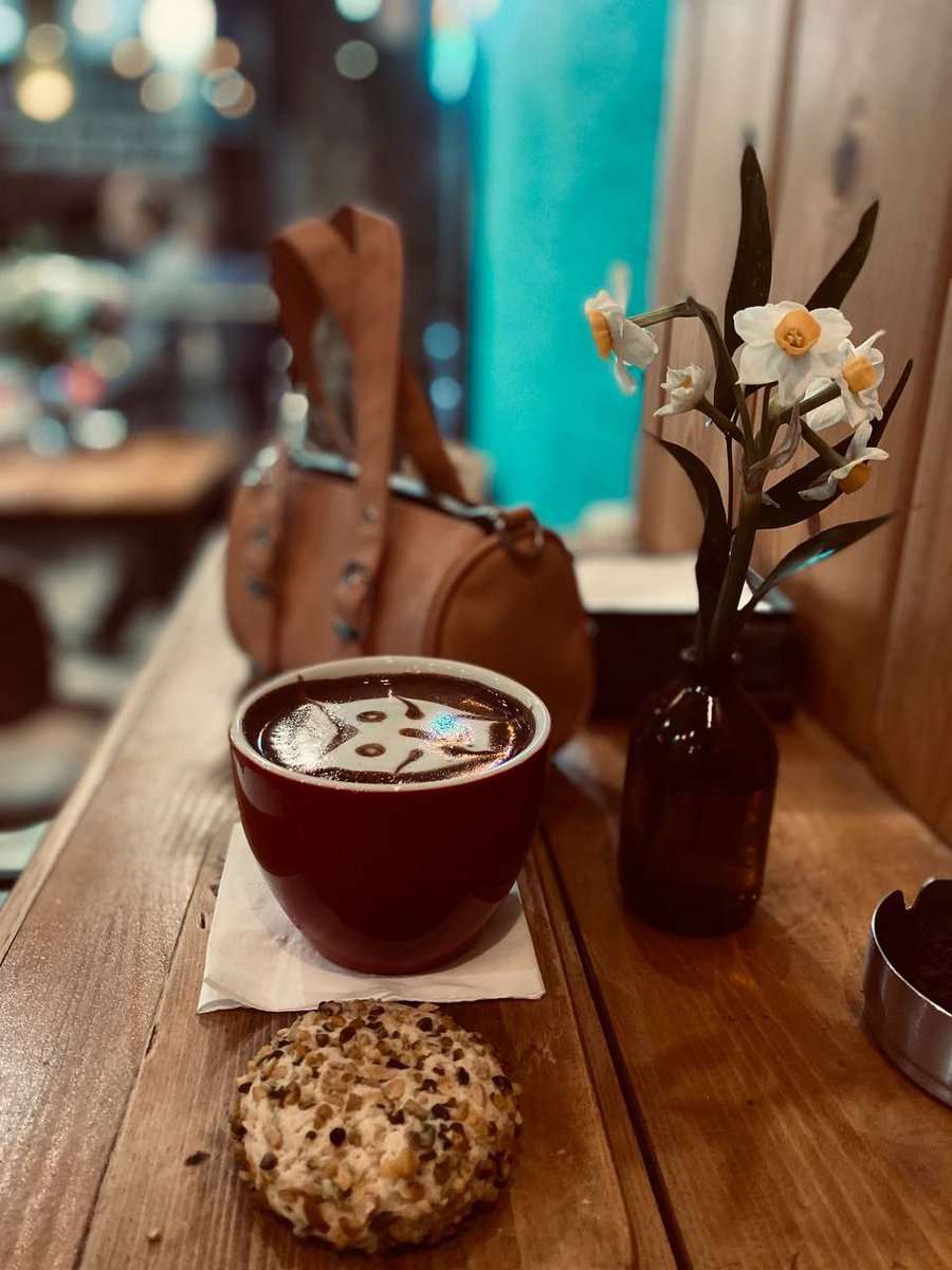 قرار نیست همه رو قانع کنی
به نفهمیدنشون احترام بذار و رد شو....