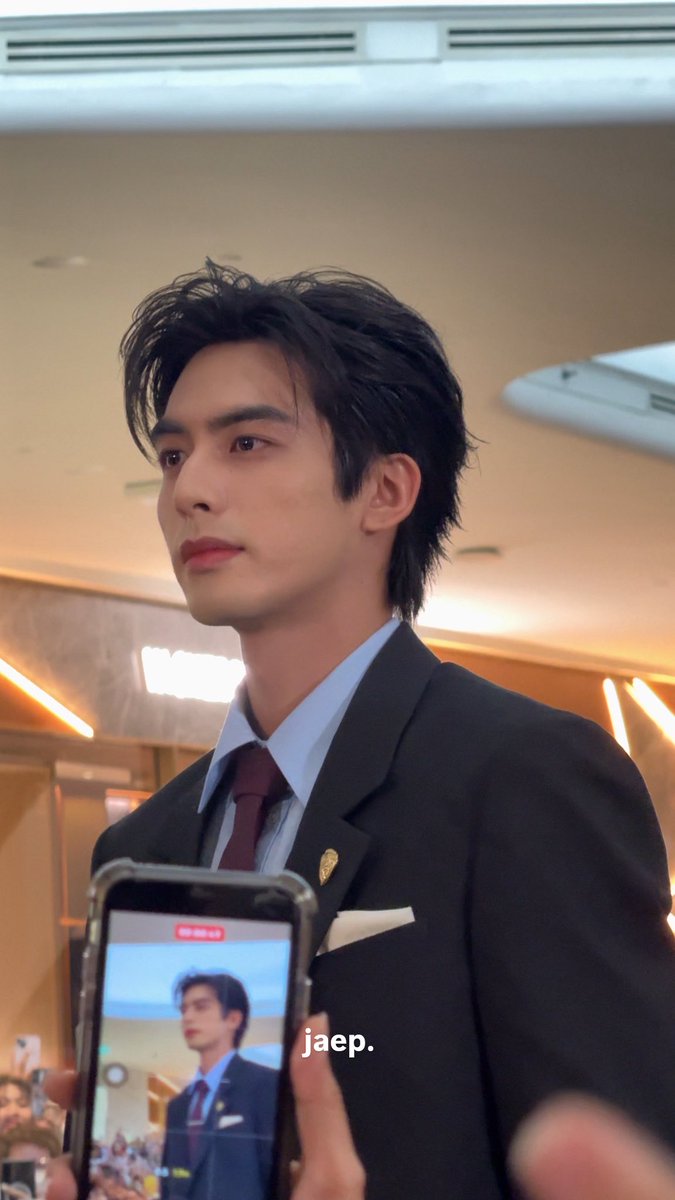 คุ้มแล้วจริงๆที่อดหลับอดนอนมาหา หล่อมาก กรอบหน้าชัด ตัวจริงสูงโปร่ง โคตรจะพอดี อ้าก เพ้อว่ะ

#GucciCentralEmbassy 
#SongWeilong #宋威龙 #ซ่งเวยหลง