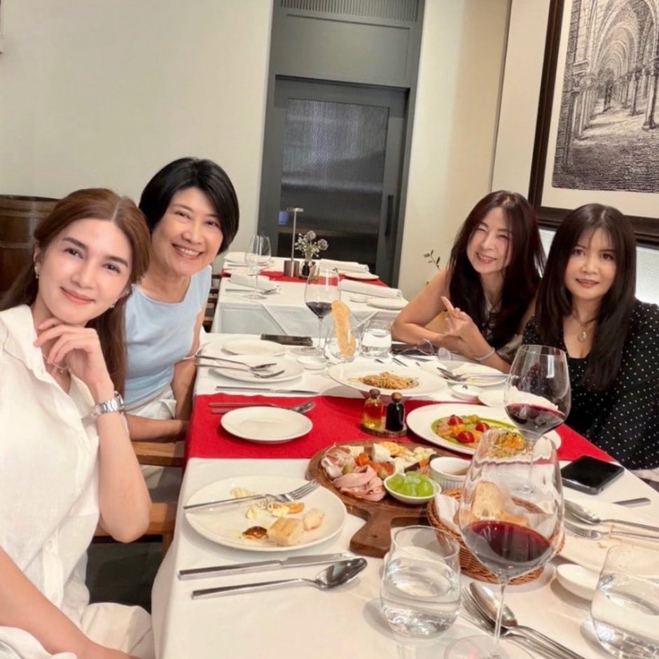 thatmyshibx's tweet image. ไทยเน้กไปเที่ยวอยุ่ภูเก็ต ส่วนม๊ากุงมัมรินชวนกันออกไปกินข้าว กุให้เลยมึง😭😭😭