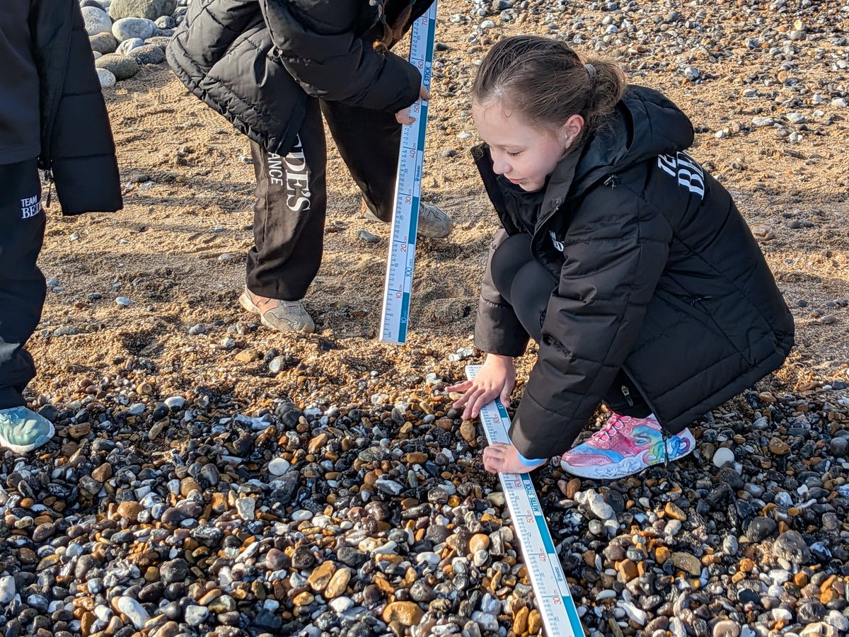 bedesprep's tweet image. Year 3 took their learning outdoors yesterday to the beach.

They turned into Roman Engineers, working in teams to reconstruct Roman roads. They  explored how these ancient routes were designed - all while demonstrating their teamwork and problem-solving skills!