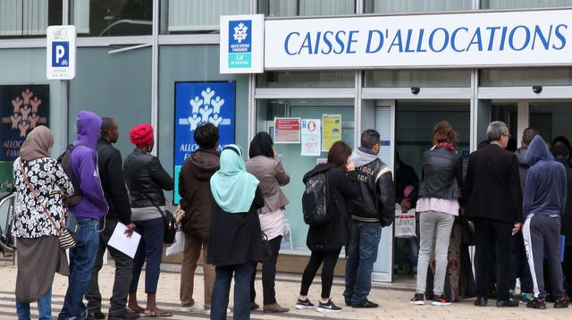 Je me répète pour que ce soit clair tant ces chiffres réels sont incroyables.
- Aides sociales annuelles en France : 900 milliards d'euros
- Soit 25% des aides sociales mondiales pour un pays représentant 0.8% de la population mondiale.
Comprenez-vous mieux après ça ?