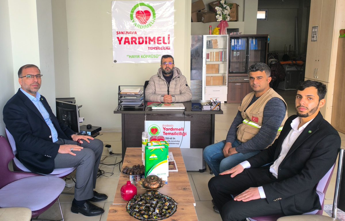 Yardım Eli Derneği Şanlıurfa Temsilcisi Mustafa Tosun'u ziyaret ettik. 

Ziyaretimizde, Şanlıurfa’nın sorunları ve çözüm önerilerini ele aldığımız Şanlıurfa Özel platformumuz hakkında bilgilendirmelerde bulunarak, bu kapsamda hazırladığımız “Şanlıurfa’nın Sorunları ve Çözüm