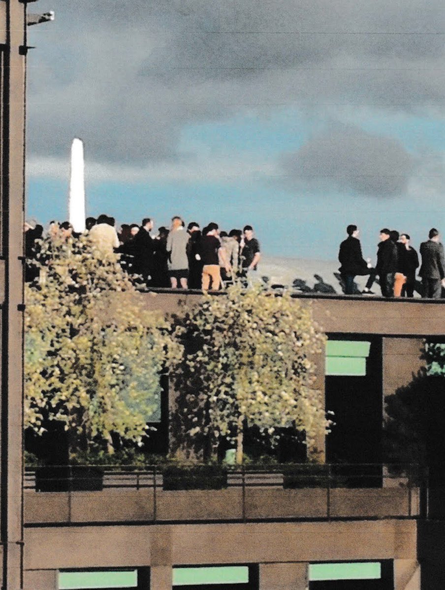 Fêtes sur le toit-terrasse R+7 du 32 rue Blanche #paris9. En dehors de la diffusion ILLÉGALE de musique en plein air, c'est possible d'y organiser des soirées en termes de sécurité ? cf. hauteur du garde-corps⬇️ <a href="/prefpolice/">Préfecture de Police</a> <a href="/PompiersParis/">PompiersParis</a> <a href="/dburkli/">Delphine Bürkli</a> cc: <a href="/DroitParis/">Droit au Sommeil PARIS</a> <a href="/CTrudaine/">Collectif Trudaine</a>