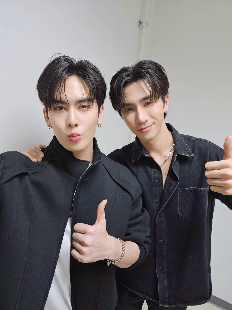 ถ้าเจอคุณครูพบเมฆกับคูมครูโซลาร์เด็กๆ จะบอกว่า...
แล้วมาเจอกันใน #สนามอ่านเล่น2026xPerthSanta คั้บ!🫡✨

#LoveYouTeacherSeries #GMMTV
<a href="/perthppe/">PERTHPPE</a> <a href="/Ppsanta/">Santapp</a>