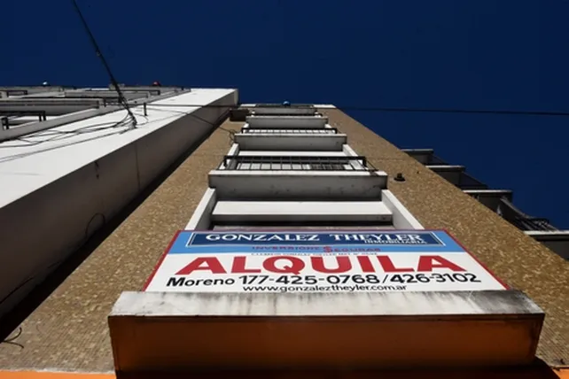 #ElPrimero
"Creció el nro de reclamos de inquilinos/as y consorcistas por derivación de la crisis: grandes dificultades p/pagar el alquiler y expensas, servicios e impuestos. Mucha gente ya tiene morosidad de 3/4 meses"
<a href="/ArielDOrazio/">Ariel D'Orazio</a>, <a href="/DefensaRosario/">Oficina Municipal del Consumidor</a>
youtube.com/@laochoam830