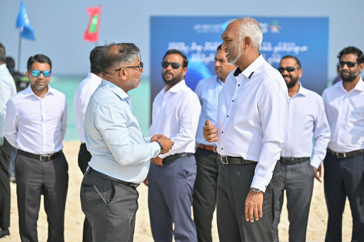 ރައީސުލްޖުމްހޫރިއްޔާ، ނ. ވިހަފަރުގައި އެއަރޕޯޓު ތަރައްޤީކުރުމަށް ބޭނުންވާ ބިންހިއްކުމުގެ ޢަމަލީ މަސައްކަތް ފެށުމުގެ ރަސްމިއްޔާތު ޝަރަފުވެރިކޮށްދެއްވައިފި 
presidency.gov.mv/Press/Article/…