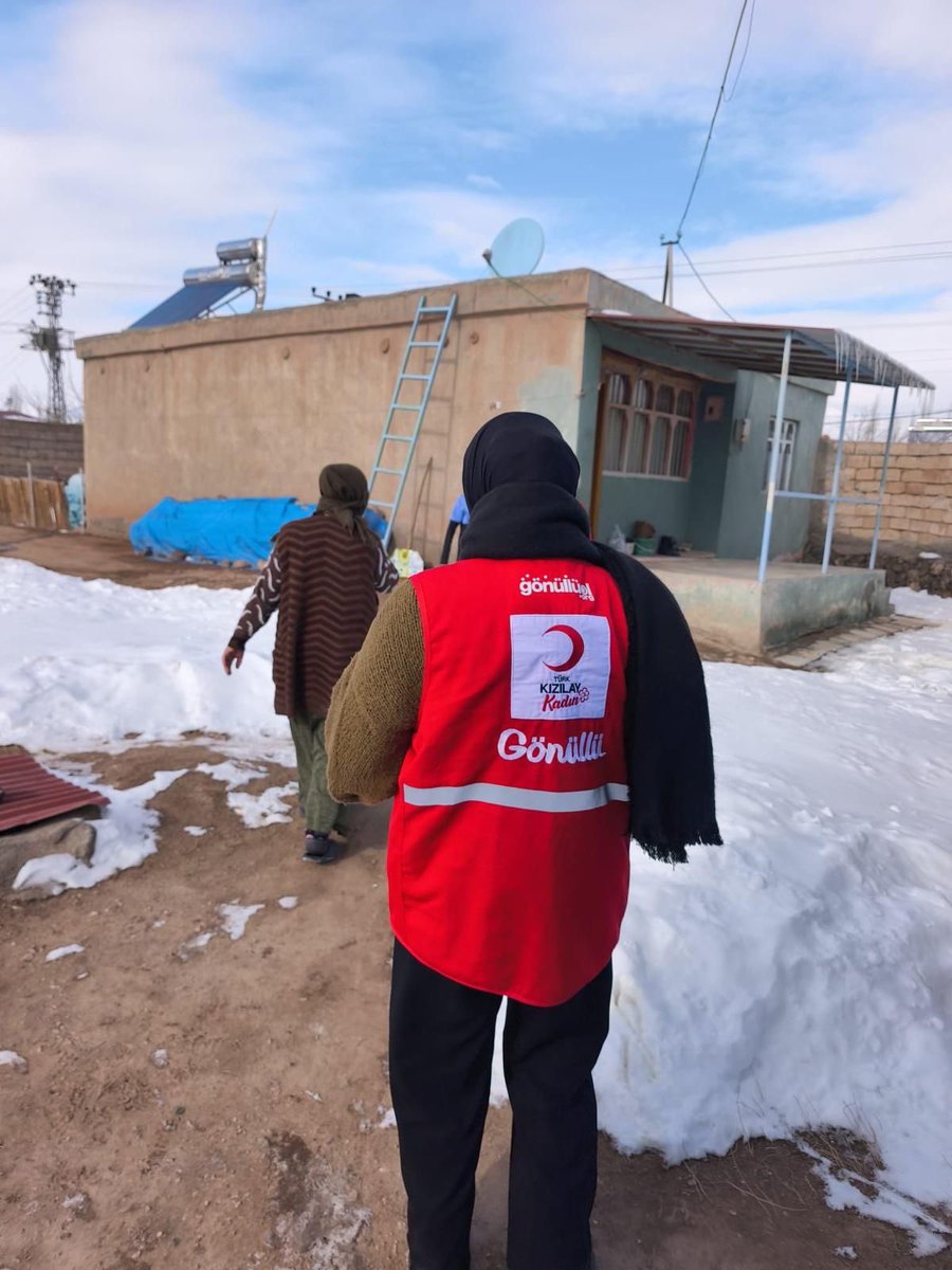 Paylaşmak Demek Birlik Demek 🌸 

Kızılay Kadın Gönüllülerimiz, ihtiyaç sahibi vatandaşlarımıza hijyen seti ve battaniye desteği ulaştırdı.

İyilik bizi bir arada tutan en kıymetli bağdır. 🤍🌙