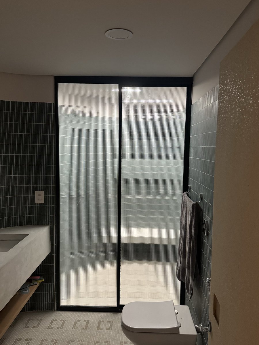 muito bom ser viadynh0 e poder sentir alegria por um pedaço de vidro. um ht jamais sentiria o que eu senti vendo o box aqui de casa instalado 😭🥰