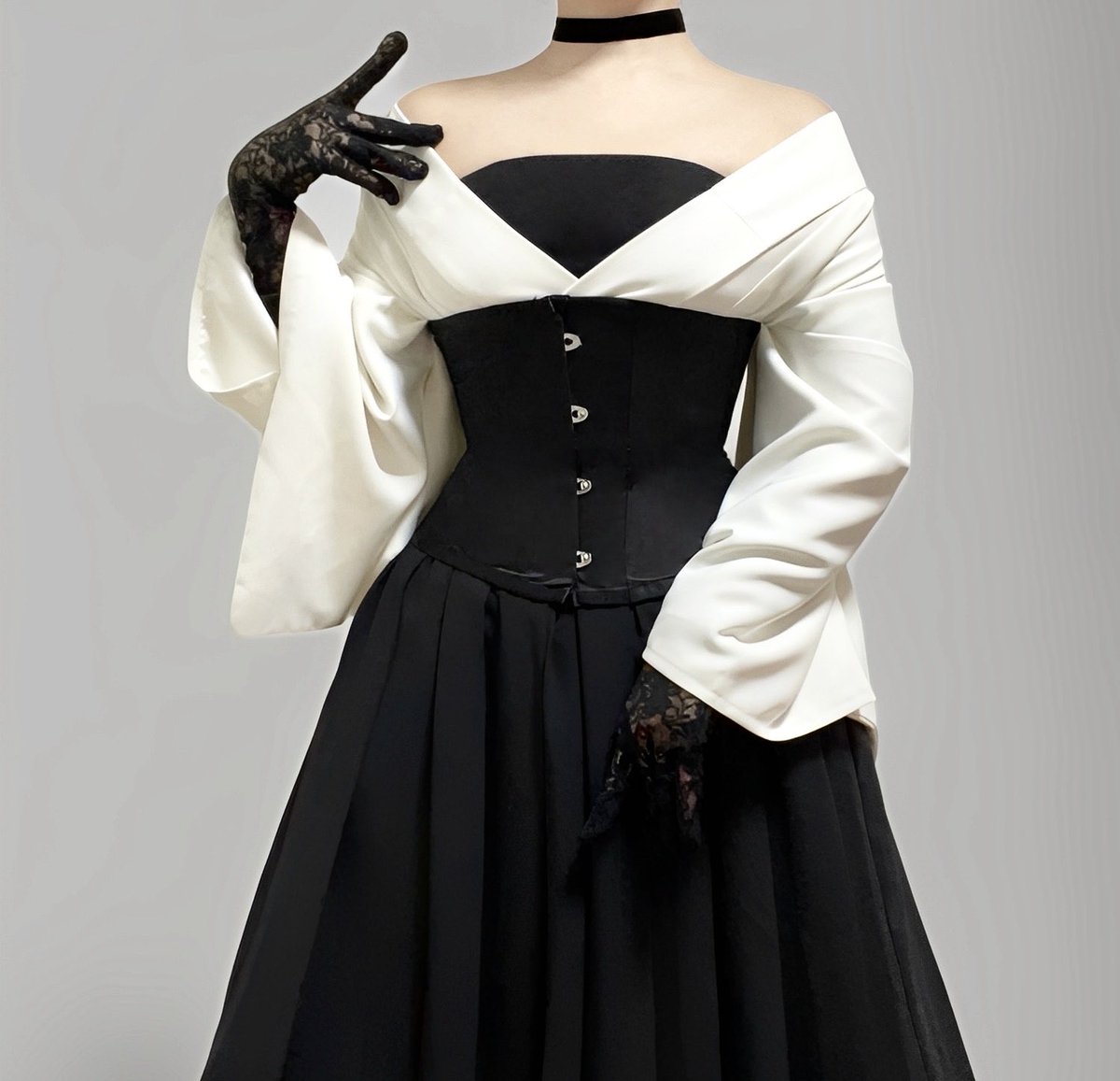 misamaru_kimono's tweet image. 大人エレガンスな和洋折衷コーデ。
白の半着物でオフショル風着付け×コルセットの現代的スタイルがかっこいい！