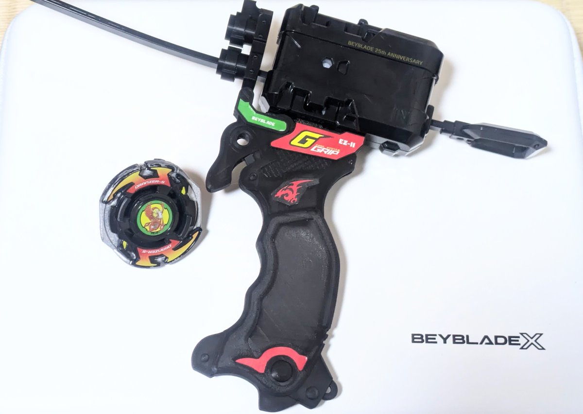 doragenf's tweet image. 【爆転風カスタマイズグリップ】

通常ランチャーでも使えるグリップを作成。

#ベイブレードX
#爆転シュートベイブレード