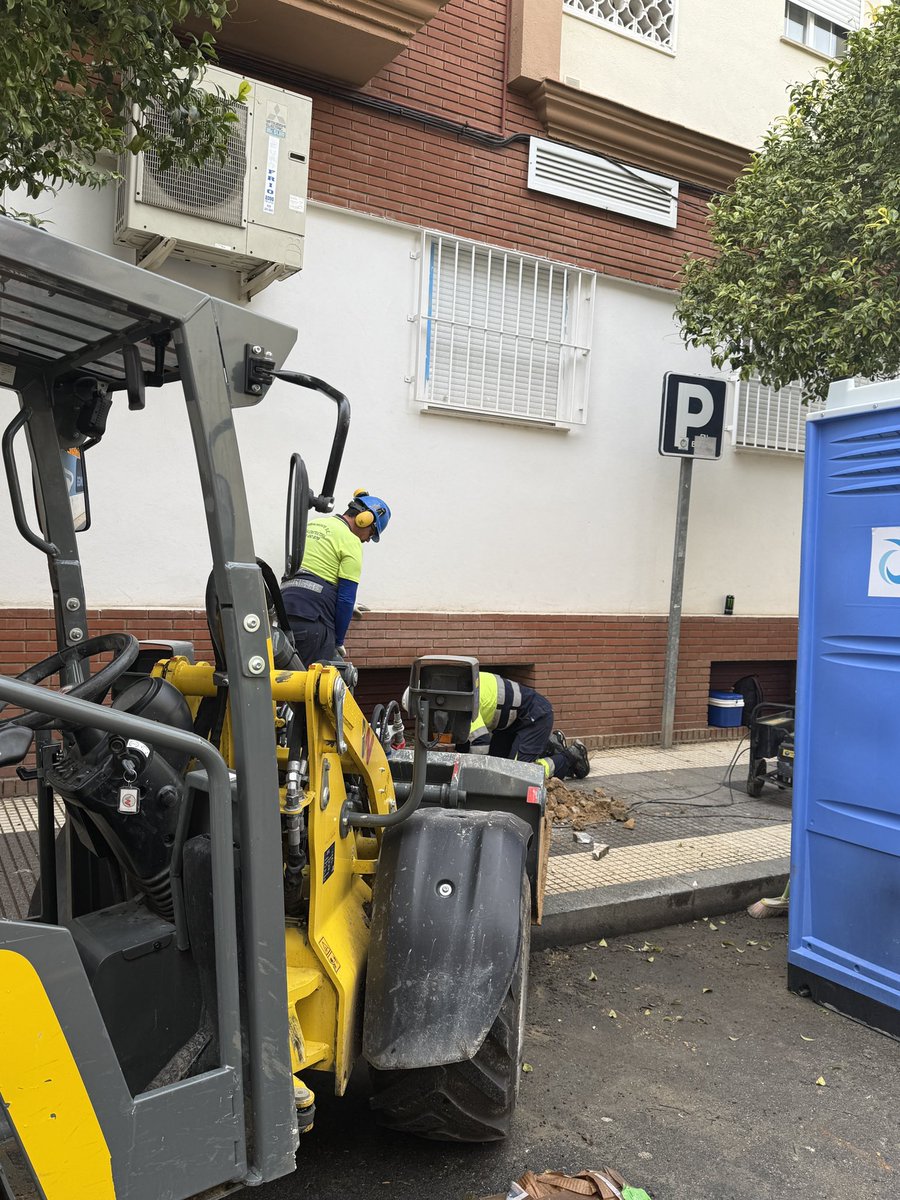 AguasDeHuelva's tweet image. #Obra Junto al @AytoHuelva iniciamos la mejora de la red de abastecimiento de agua en la calle Escritor Luis Manzano. Sustituimos 214 m de nueva tubería, 9 acometidas y la reposición del acerado. Una actuación preventiva para modernizar la red y mejorar el servicio a los vecinos.