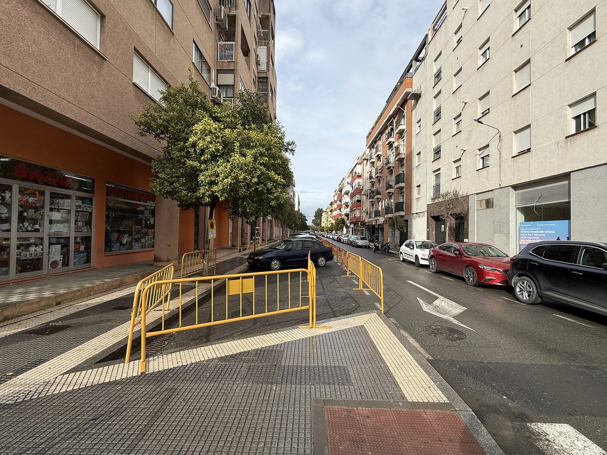 AguasDeHuelva's tweet image. #Obra Junto al @AytoHuelva iniciamos la mejora de la red de abastecimiento de agua en la calle Escritor Luis Manzano. Sustituimos 214 m de nueva tubería, 9 acometidas y la reposición del acerado. Una actuación preventiva para modernizar la red y mejorar el servicio a los vecinos.