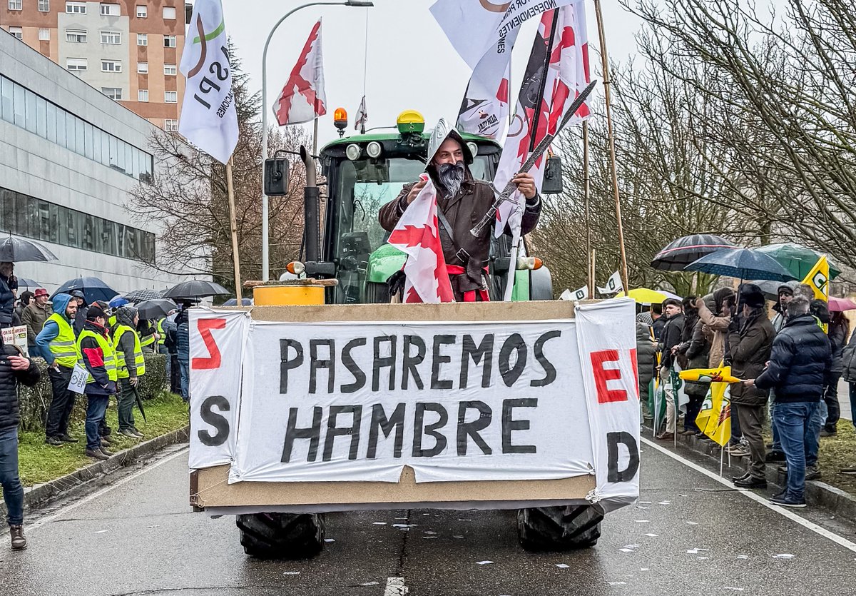 🚜 Hoy el campo vuelve a salir a las calles en contra de MERCOSUR.

❌ PP y PSOE les dejan a su suerte, les han abandonado.

🟢 VOX siempre estará con el campo español.