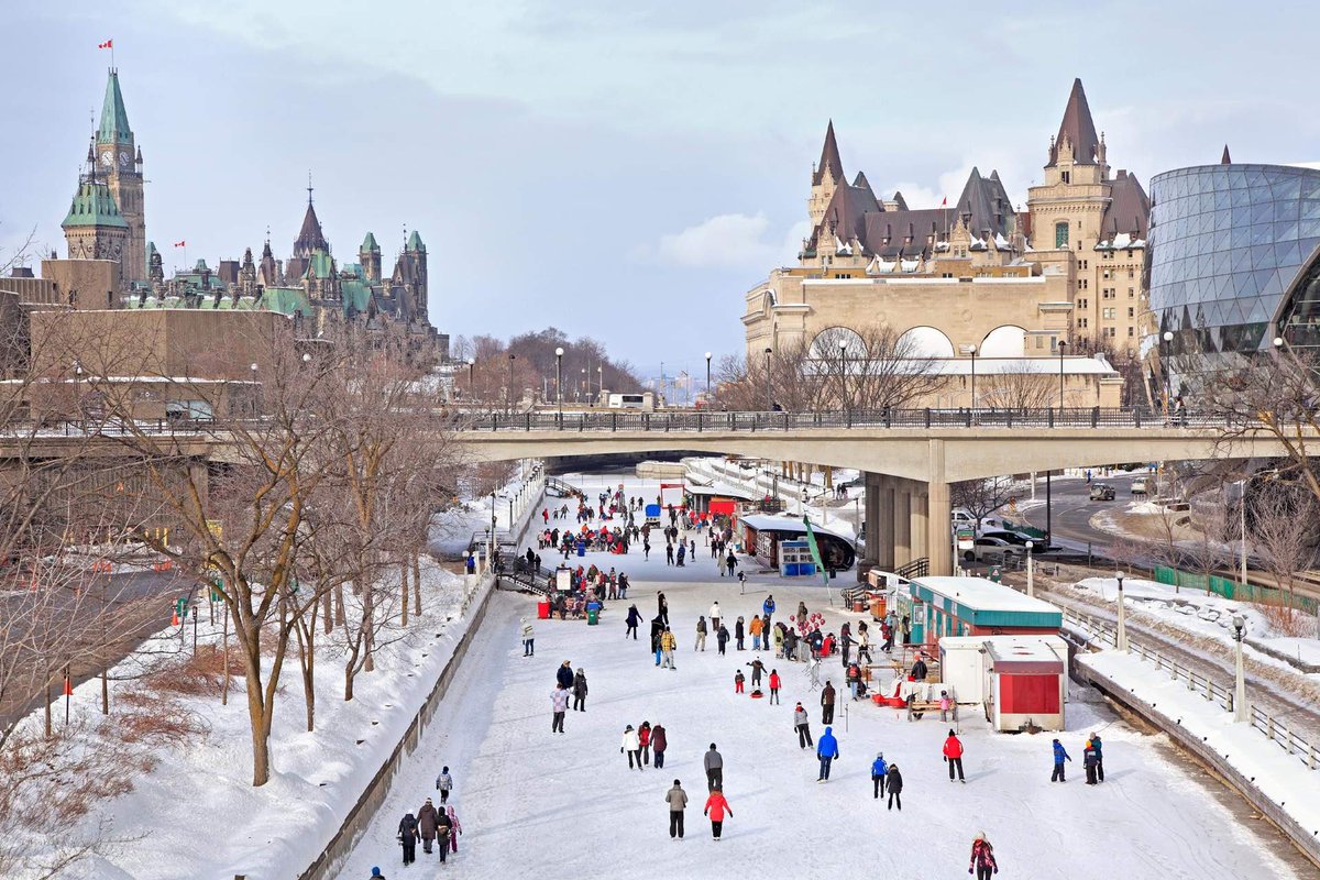 Canada’s 4th-largest city just passed a sweeping set of zoning reforms:

🚗 minimum parking requirements eliminated
🏠 4 homes allowed on all residential lots w/ utilities
🏬 increased height on main streets
🥐 small businesses allowed in many residential neighborhoods

📍Ottawa