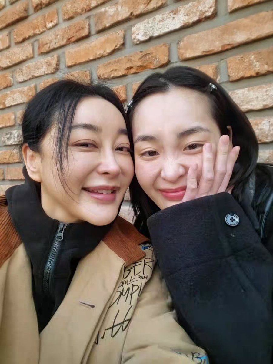 minhakirn's tweet photo. 𝒲ent to the theater and fell even deeper in love with 𝘒𝘪𝘮 𝘏𝘺𝘦𝘦𝘶𝘯 𝘴𝘶𝘯𝘣𝘢𝘦𝘯𝘪𝘮. Her performance was utterly visceral ♥︎ truly the gold standard of storytelling. Witnessing such brilliance is my favorite kind of dopamine hit. Go go! https://t.co/Im0iLgttp5