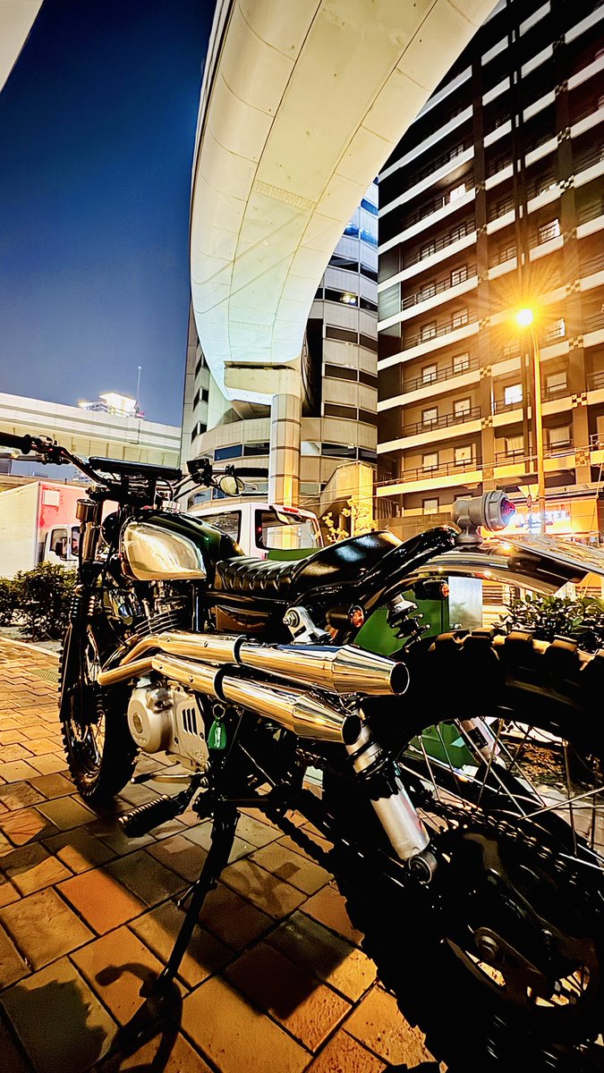 左側2本出しは何でカッコいいのだろう？ ピカピカのまま焼け色が付くと