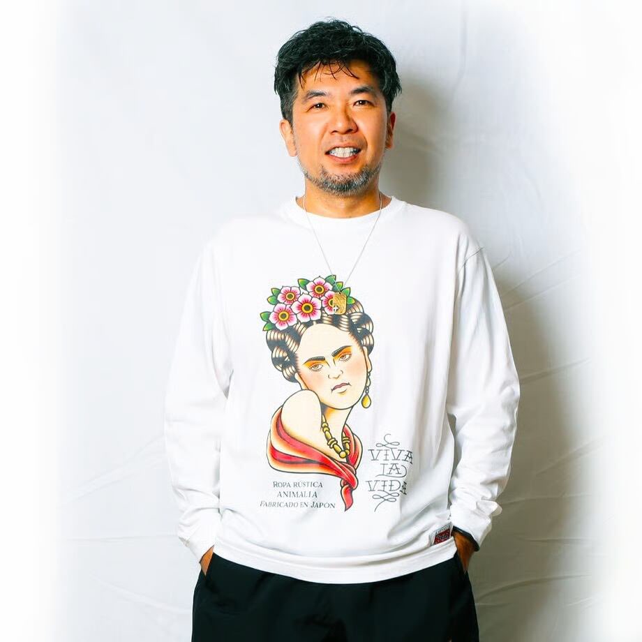 【ANIMALIA】

5.6ozスタンダードリブ付き長袖Tシャツ。

フロントに「素晴らしき人生」などを意味するスペイン語の常套句。

今季のメイングラフィックでもあるメキシコ画家のフリーダ・カーロへ思いを馳せたグラフィックが入るモデル。

-BASEショップ
moshmachine.base.shop/items/124962128