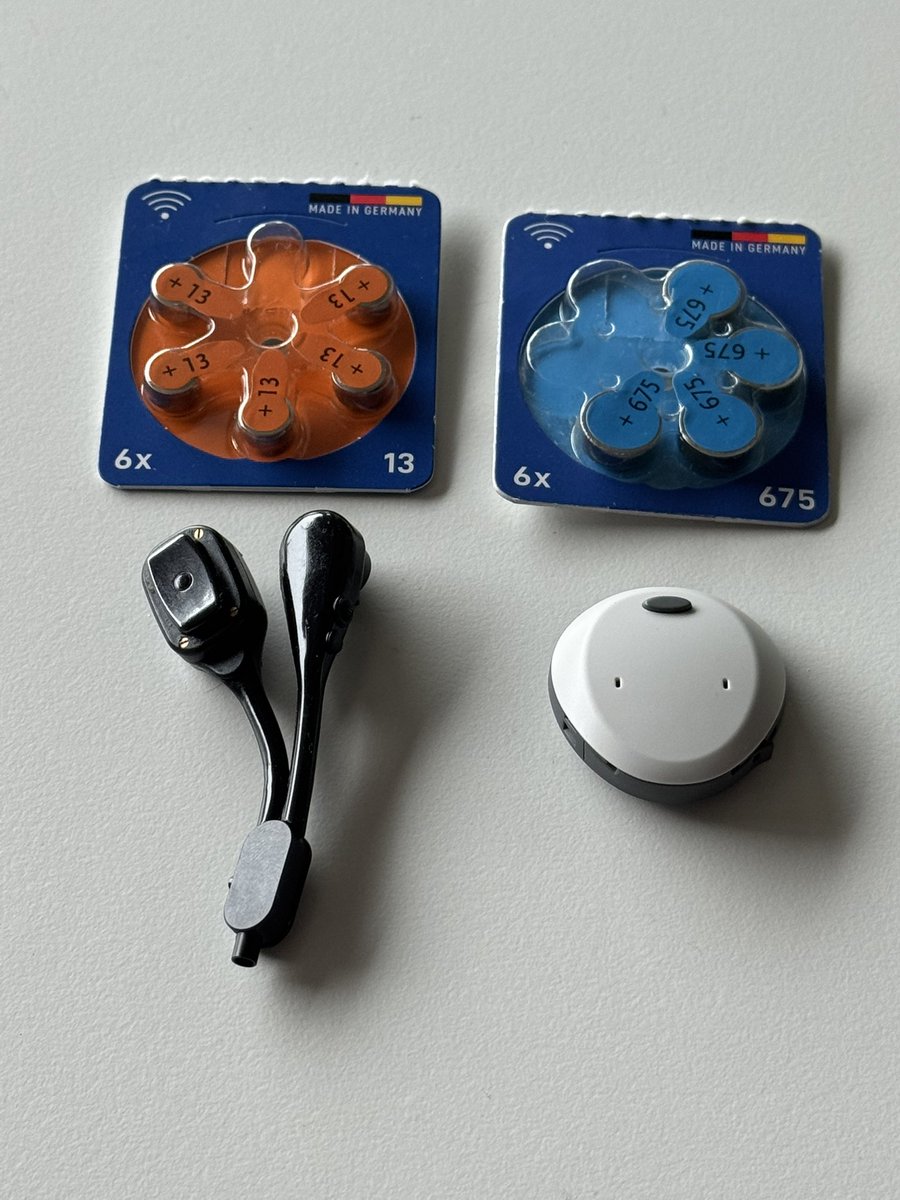 Dvě uši, dvoje naslouchátka. Dvoje různé baterie. Dualita  neni cílový stav.  Od začátku ledna tým #osia  a chci do roka i druhou stranu v týmu #osia  přechod od #bruckhoff ke #cochlear <a href="/CochlearGlobal/">Cochlear</a> #treachercollinssyndrome