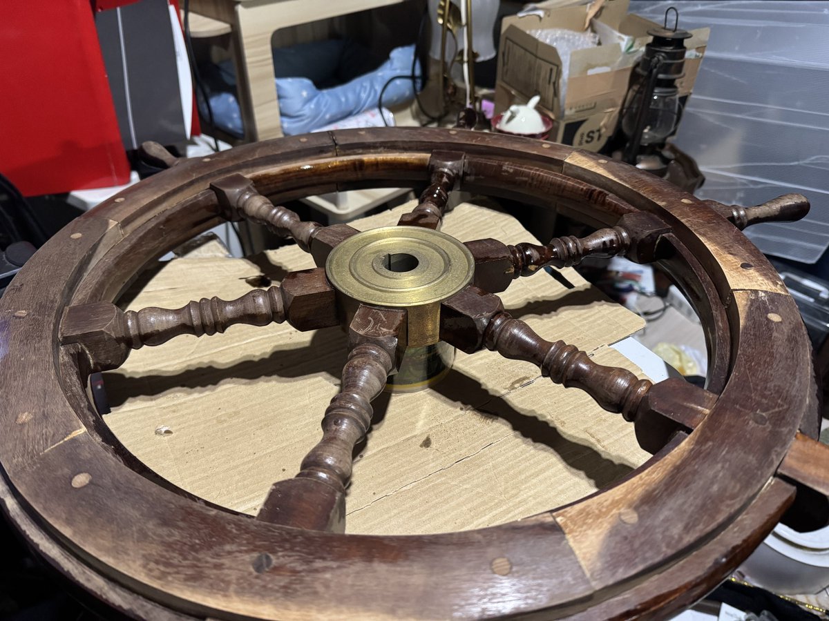 飾りに使う操舵輪を磨いてた