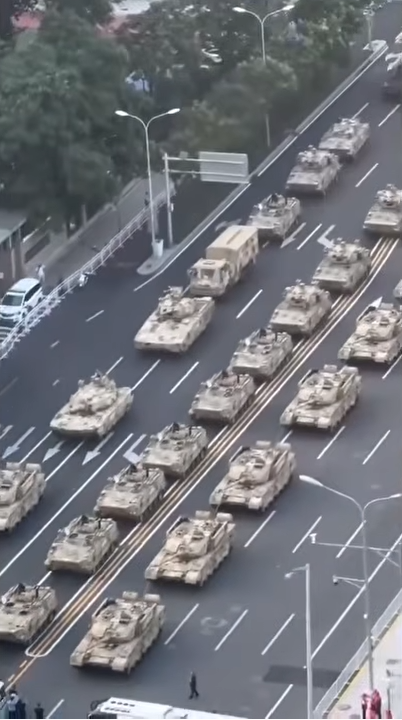 В Китае не всё так АднАзначнА...
Часть зданий органов власти в Пекине заблокирована войсками мятежных генералов, перед этим их отбили у силовиков. В столице часто слышна стрельба из стрелкового а иногда и тяжёлого вооружения...