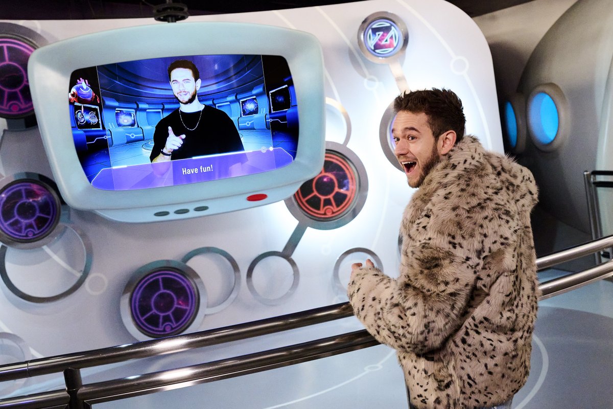 10年前にZEDDにお会いした時にいただいた直筆サイン入り👕を持って撮影