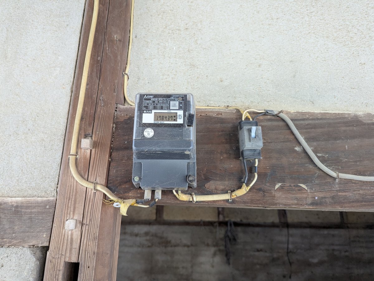 techabe's tweet image. Blog更新「古い納屋解体に伴う電力メーターと引込点の変更電気工事」→ 古い設備なので最初の頃の図面は無いそうです。倉庫の方の電気設備は...お客様が施工されたそうで（小声）
techabe.blogspot.com/2026/01/blog-p…
　
#電気工事 #第一種電気工事士 #愛媛県 #松山市