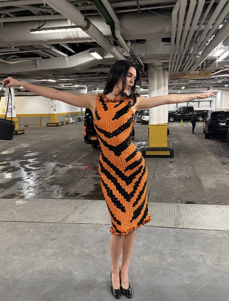 Fallon’a konuk olan Kendall Jenner, elbise tercihini Chanel’den yana kullandı.