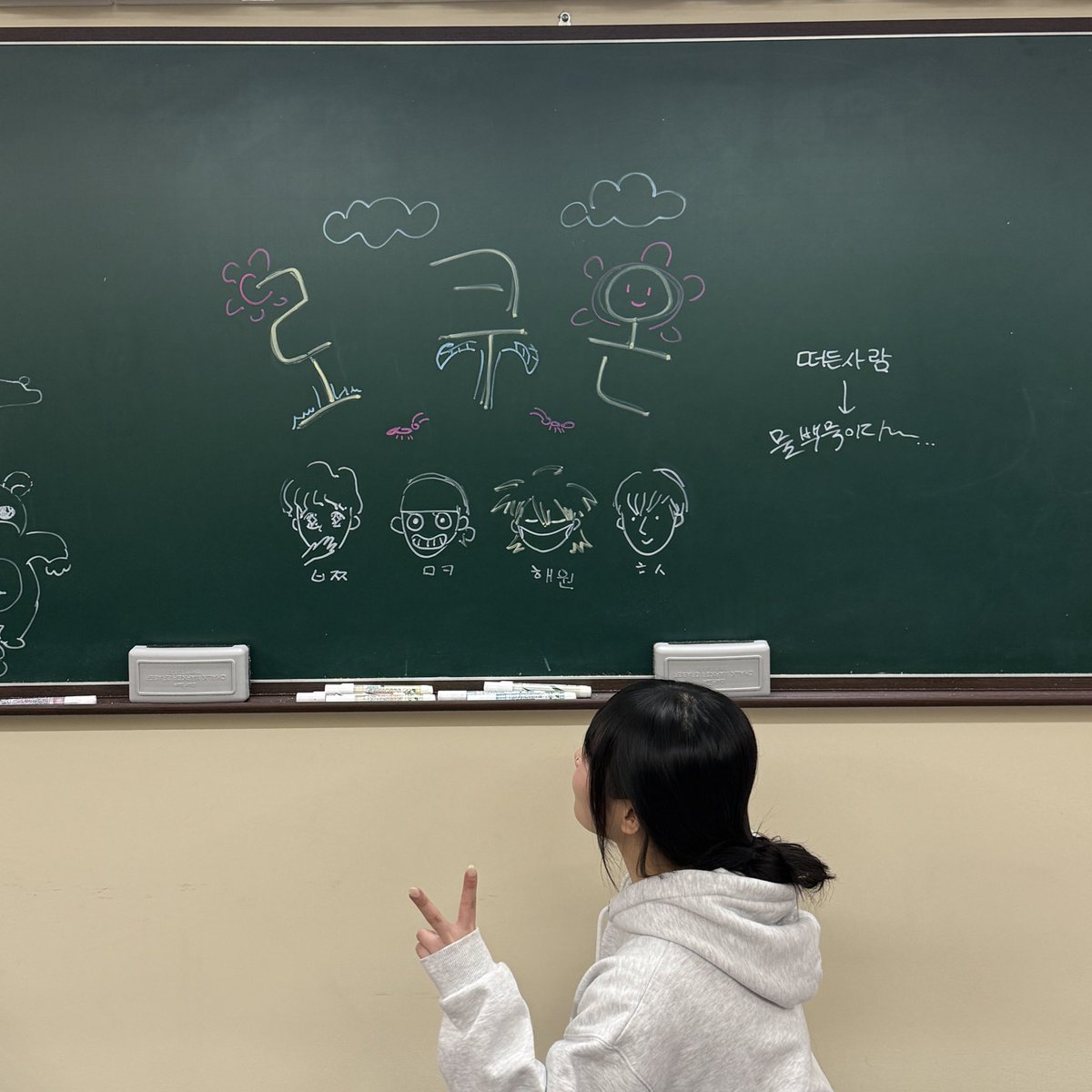 아놔 낼모레 공연 !! .• ● ○ * ° ‘ ` 
혹시 안오시나요…? … 그러면 슬픔 ……..
드림홀에서 기다릴게요……… ☆彡