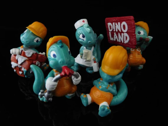 Koprolitos's tweet image. "Die Dapsy Dinos": Un repaso a las figuritas dinosaurianas que @Ferrero_EU distribuyó dentro de los huevos #Kinder. Te lo cuenta Charlie Charmer:

▶️ koprolitos.blogspot.com/2026/01/die-da…
#dinosaur #toys #comic #animation