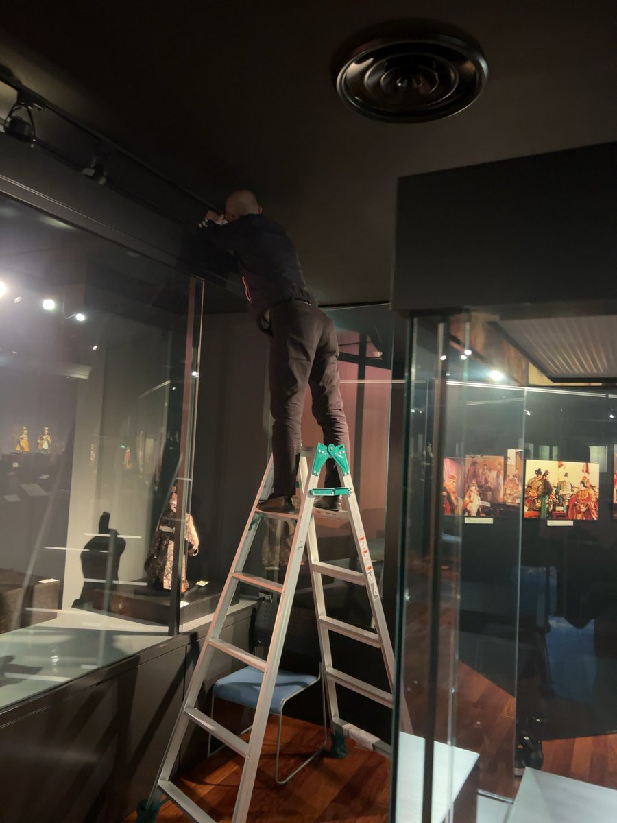 【美術館NEWS】
第32回常設展示替え2日目。
人形の修復や人形のポージングを終えた、人形へ照明の灯合わせしてます！
　本日は、年間パスポートの購入の方で展示替えツアーにお申し込みいただいた皆さんが展示替えの様子をご覧にいただきました🙇‍♂️
#第32回常設展示
#桃園の誓いから三顧の礼