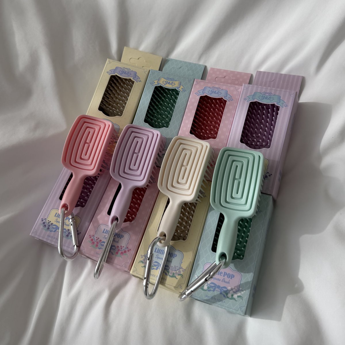 #야오신상 #RT이벤트

여러분🤍 드디어 리틀팝 키링브러쉬 오픈했어요 !! 넘 많이 기대해주셔서 감사하고 또 감사할뿐…🥺🥺

이벤트 수량 넉넉히 받아왔으용 !!! 
지금부터 시~~~작 !!!!!❤️‍🔥

⬇️공식몰 런칭 이벤트 (~2/12)⬇️
정가 2만원 이상 구매시 무료증정🎉🎉