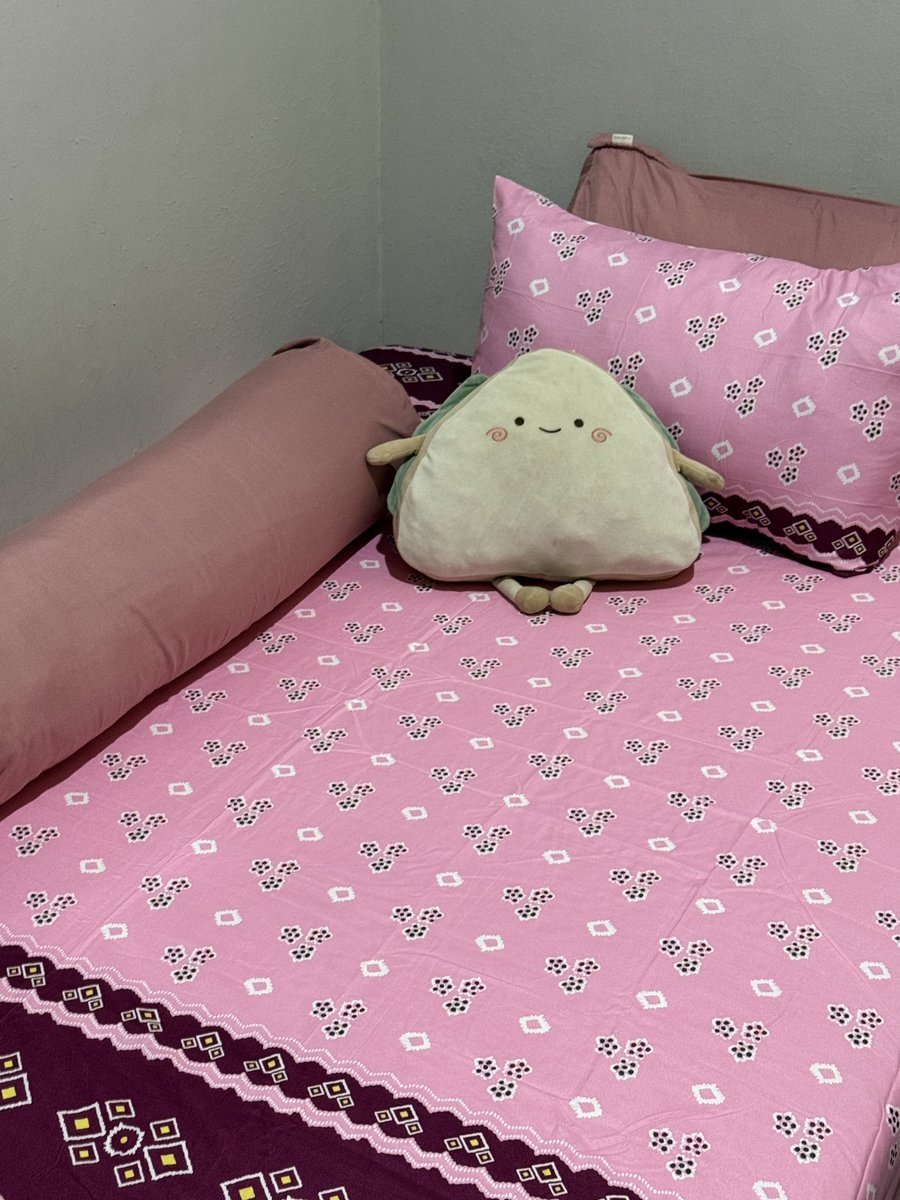 linskinjournal's tweet photo. pov: you found modern version of SPREI LEGEND NENEK… and jujur nggak nyesel sama sekali beli 2 sprei motif jumputan ini🙂‍↕️🌟

feels like at grandma house, ADEEEM🫵 sekaligus support UMKM dari Surakarta… https://t.co/etyOmimIFo