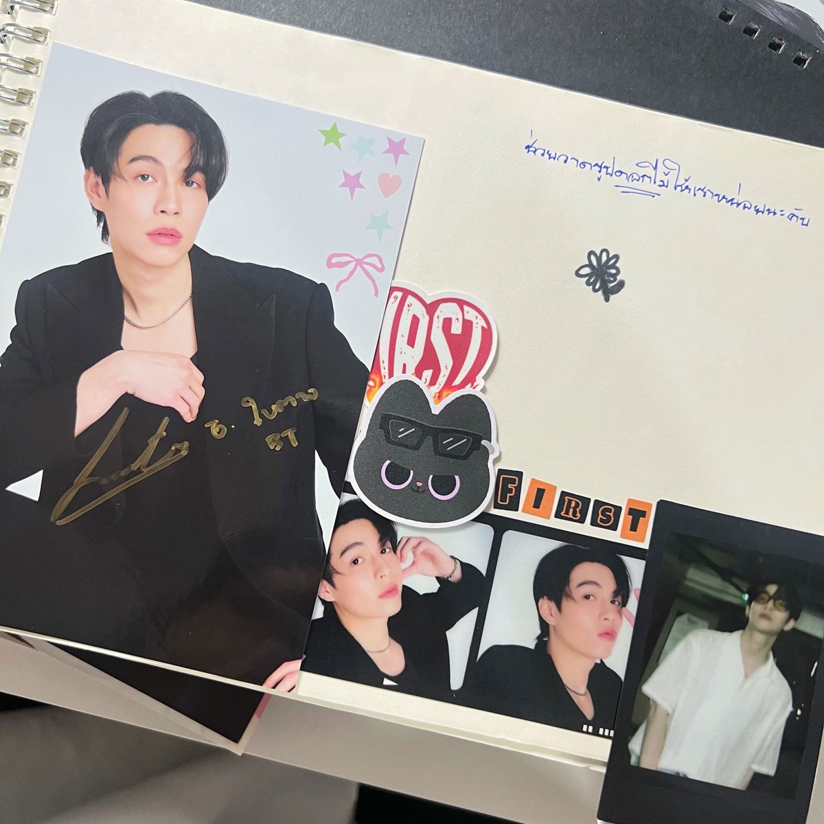 btarnnnn's tweet image. แต่งสมุด 1 คืน เอากอวที่ได้จากส้มส้มไปติด เอาสตกเอารูปที่มีในบ้านมาแต่ง กลายเป็น "เท่เลยแหละ" ของเฟิ้ด

(( ถูกต้อง ก้พวกเทอเท่ที่สุดจริงๆ 🤧🤟🏻🧡 ))
#สนามอ่านเล่น2026xFirstKhaotung